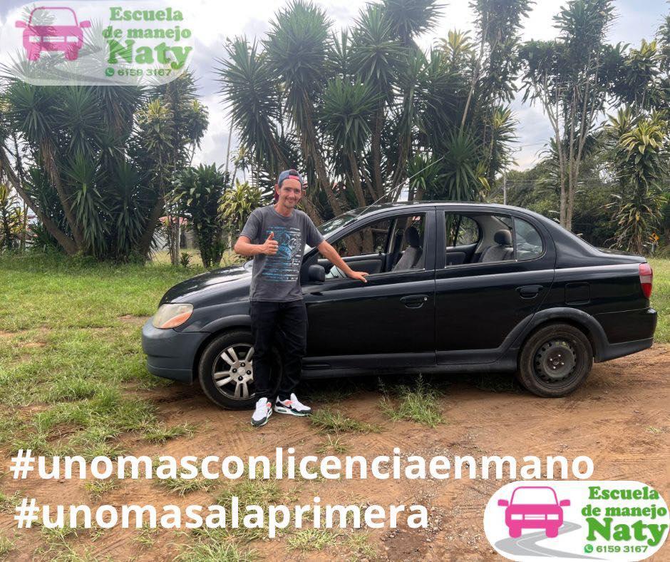 Estudiante celebrando aprobación de examen de manejo en Escuela Naty