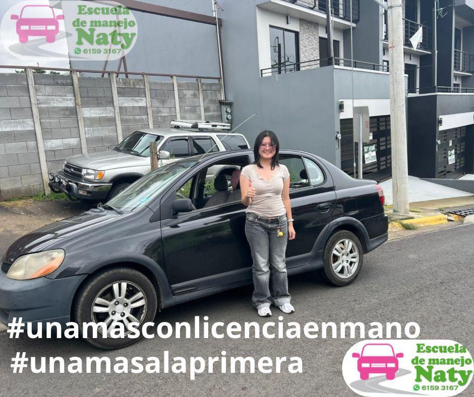 Instructores profesionales de manejo con alumno satisfecho