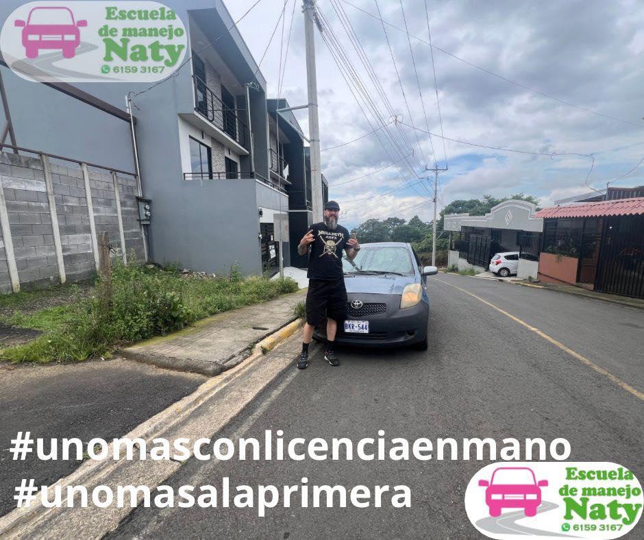 Clase de manejo práctica en vehículo de enseñanza